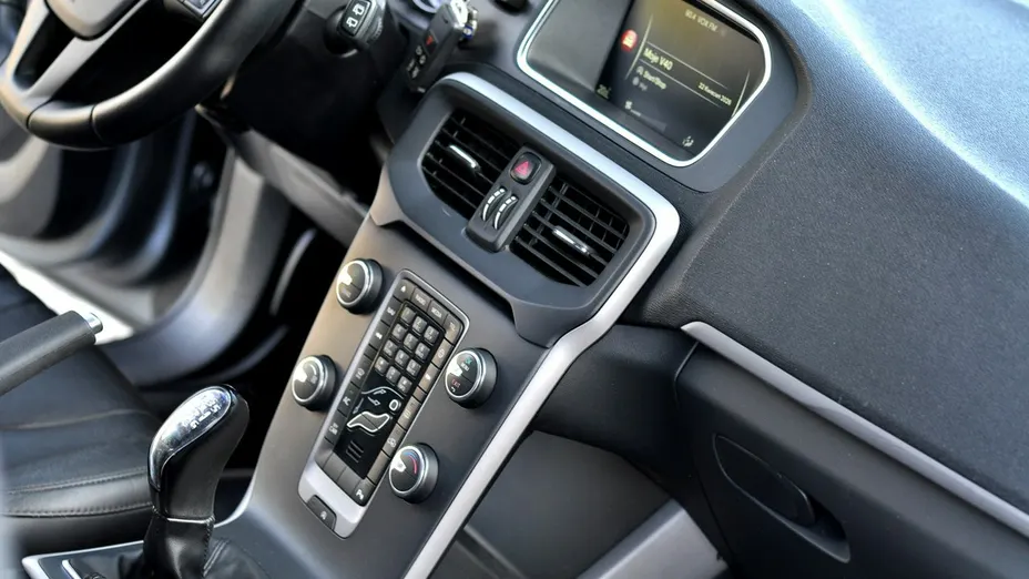 VOLVO V40 -