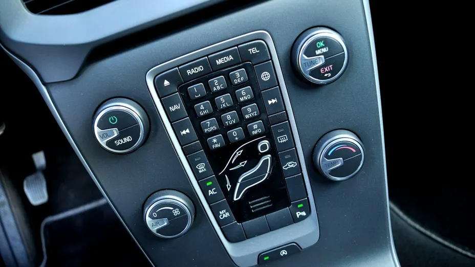 VOLVO V40 -