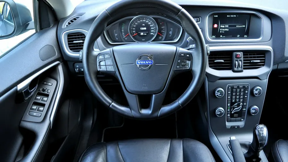 VOLVO V40 -
