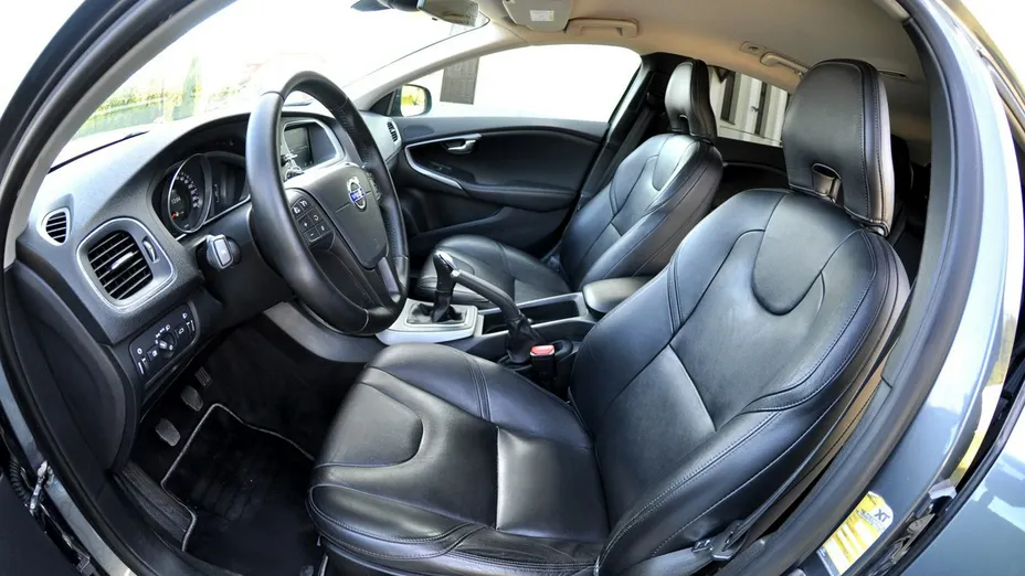 VOLVO V40 -