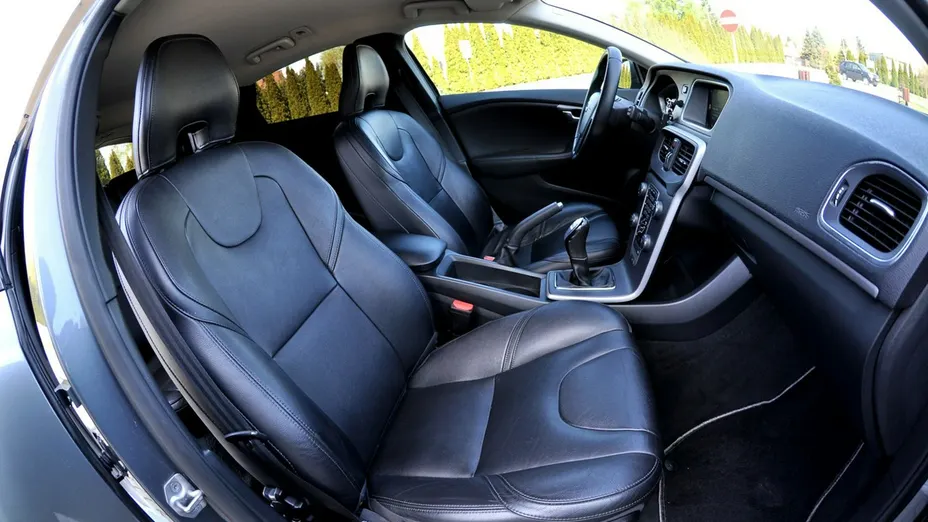 VOLVO V40 -