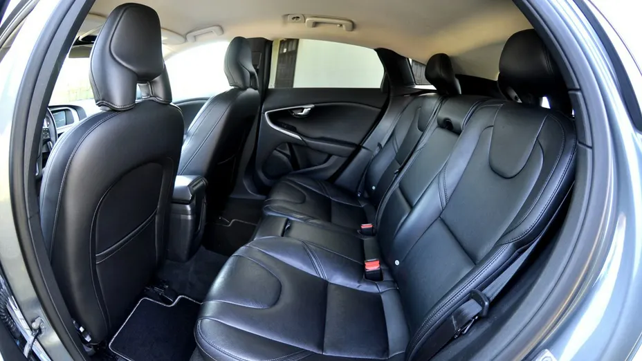 VOLVO V40 -