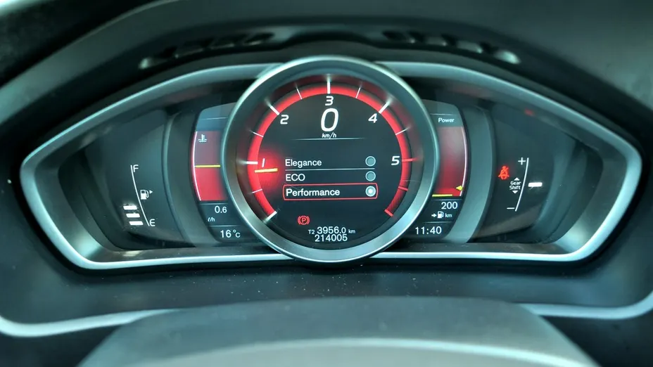 VOLVO V40 -