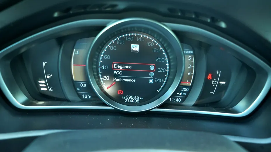 VOLVO V40 -