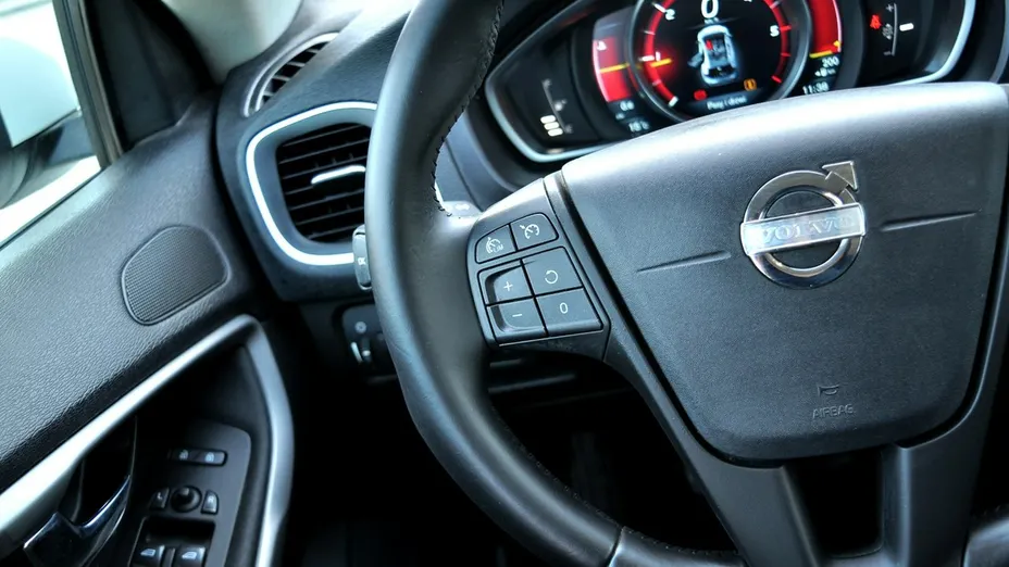VOLVO V40 -