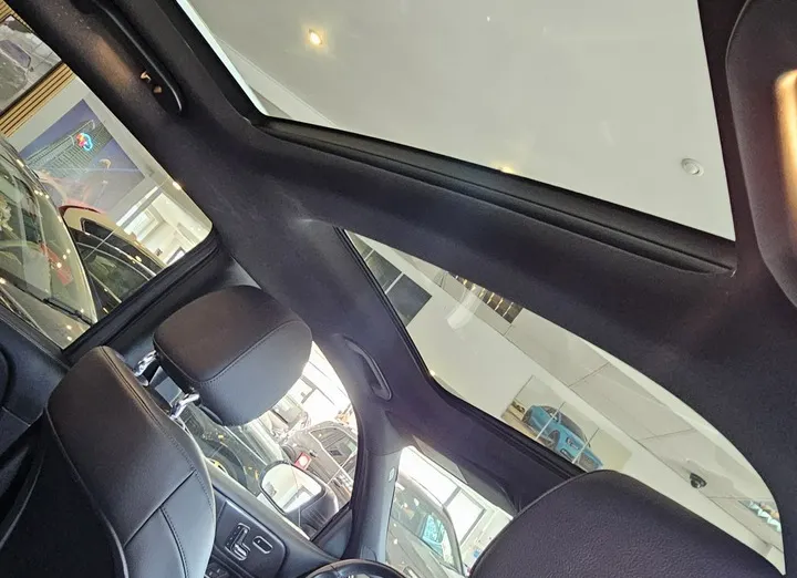 MERCEDES-BENZ GLB -
