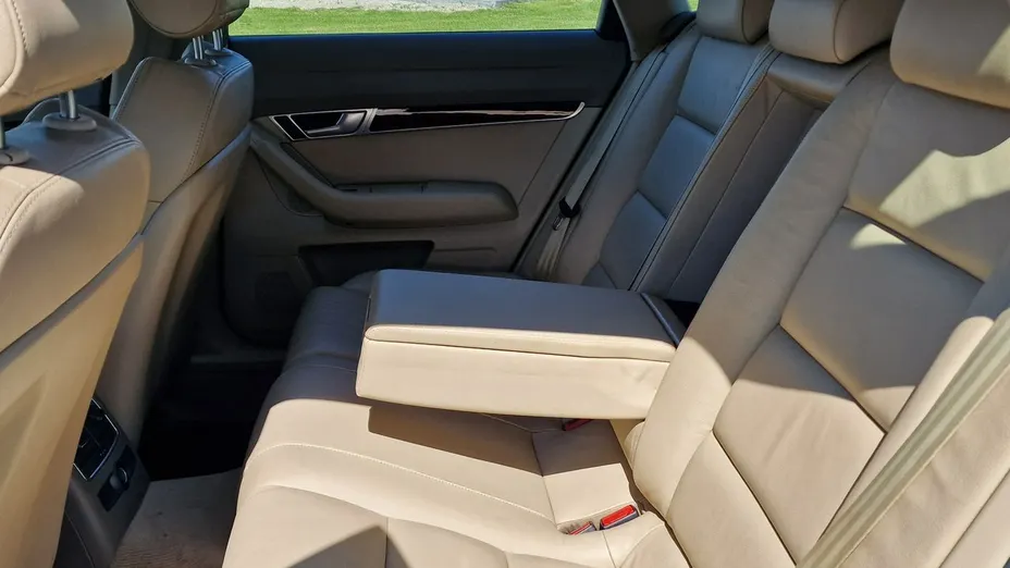 AUDI A6 -