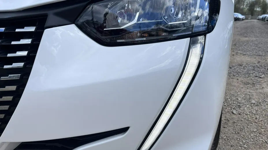 PEUGEOT 208 -
