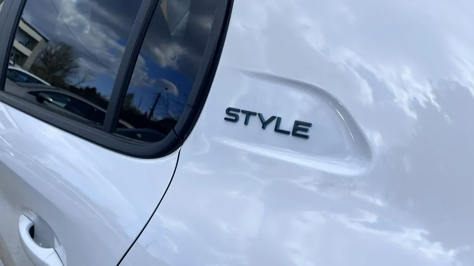 PEUGEOT 208 -