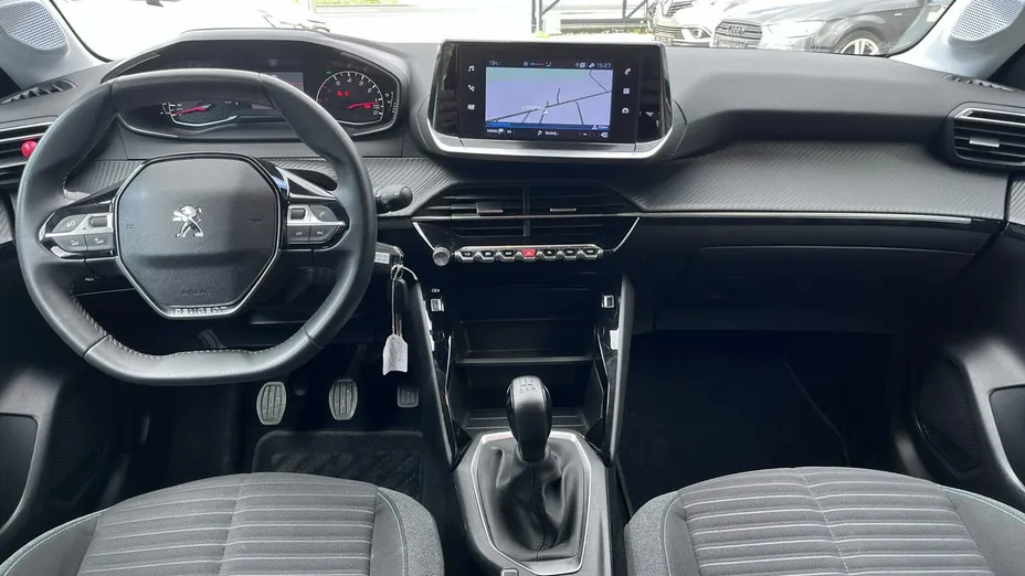 PEUGEOT 208 -