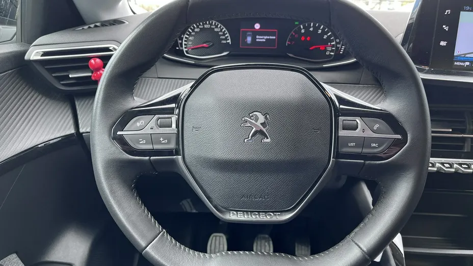 PEUGEOT 208 -