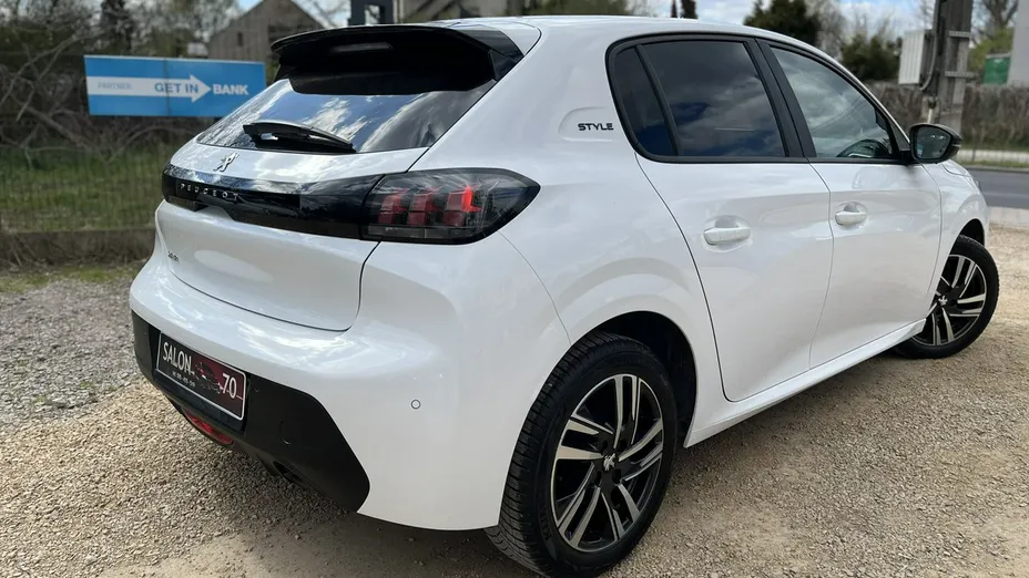 PEUGEOT 208 -