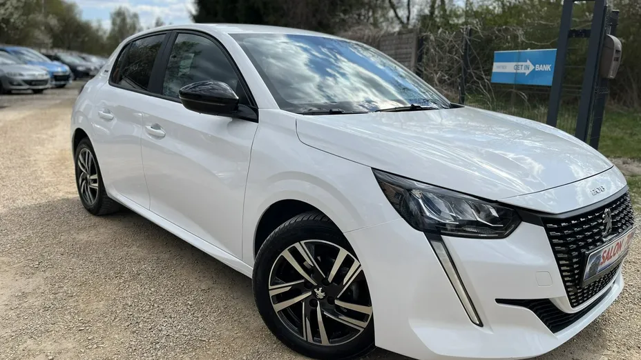 PEUGEOT 208 -