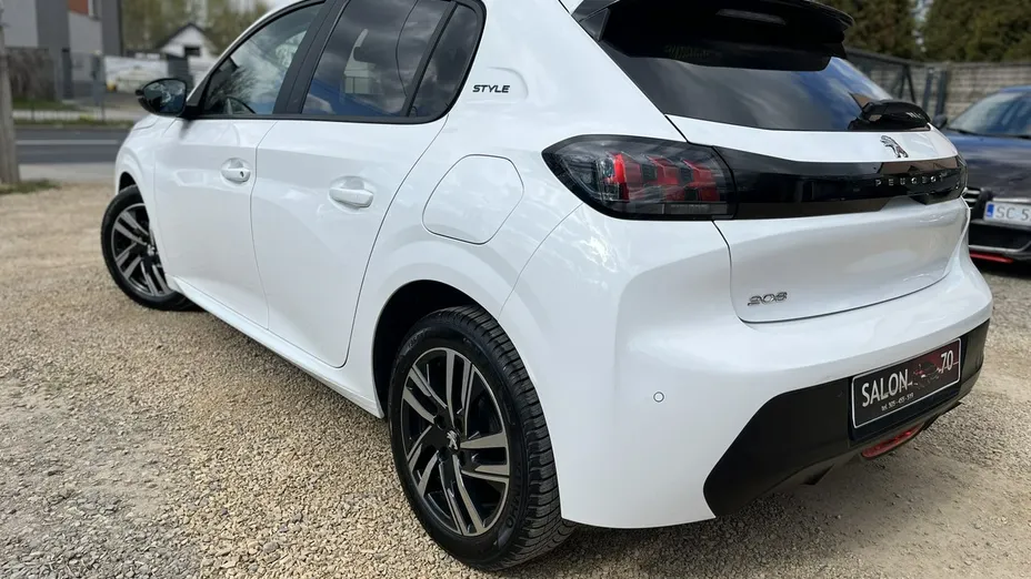 PEUGEOT 208 -