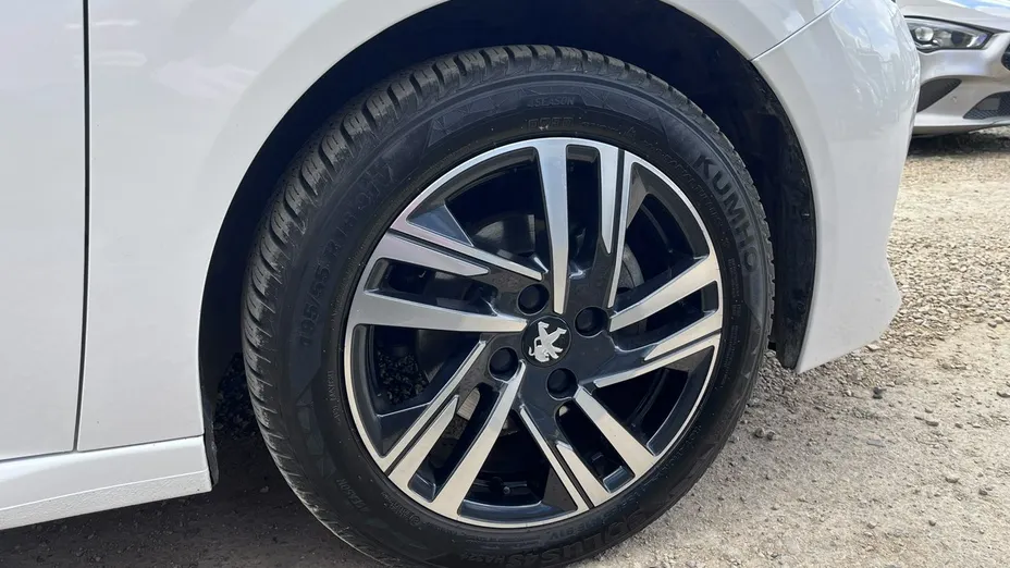 PEUGEOT 208 -