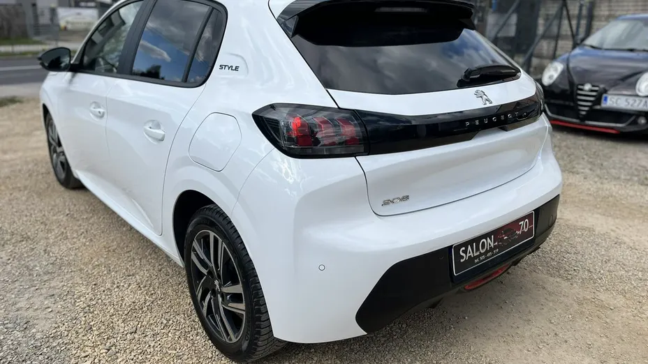 PEUGEOT 208 -