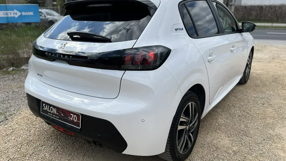 PEUGEOT 208 -