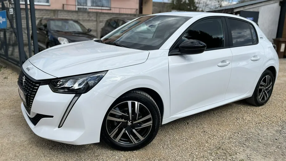 PEUGEOT 208 -