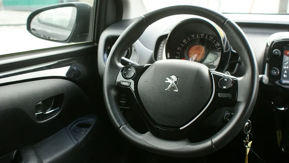 PEUGEOT 108 -