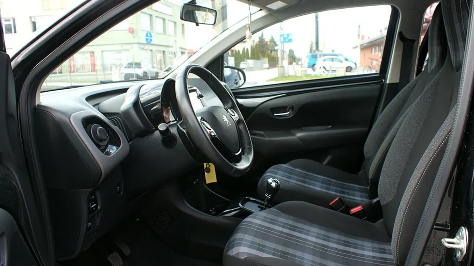 PEUGEOT 108 -