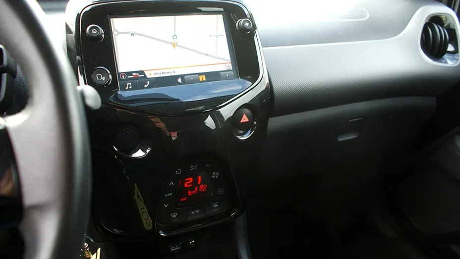 PEUGEOT 108 -