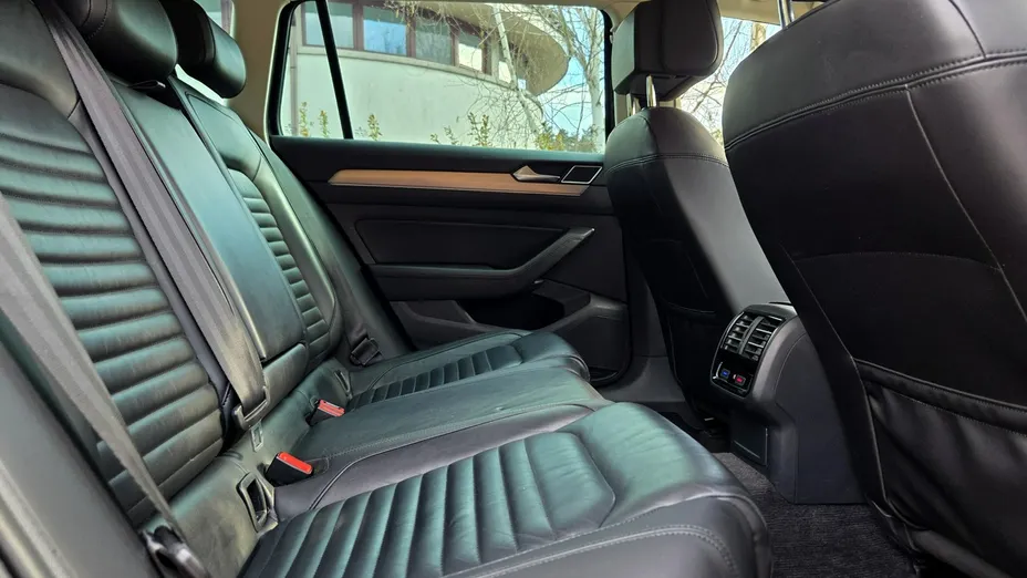 VOLKSWAGEN Passat -