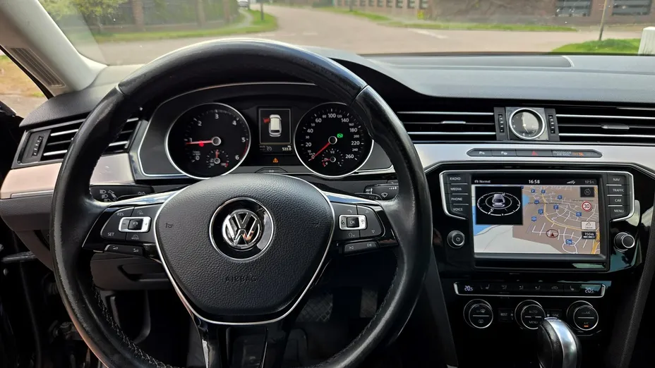 VOLKSWAGEN Passat -