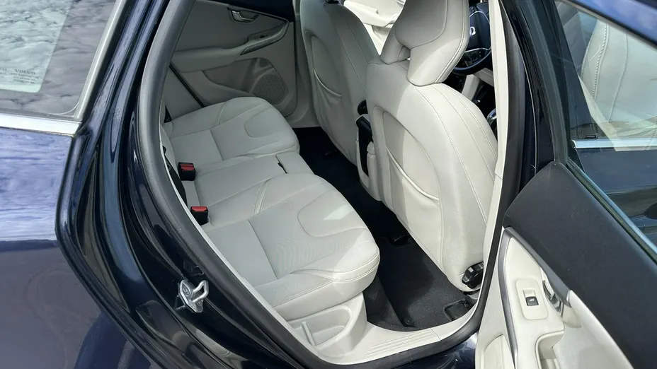 VOLVO V40 -
