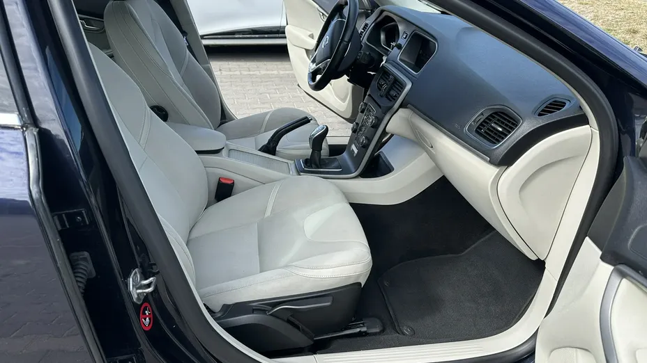 VOLVO V40 -