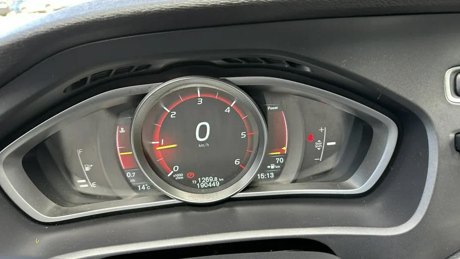 VOLVO V40 -