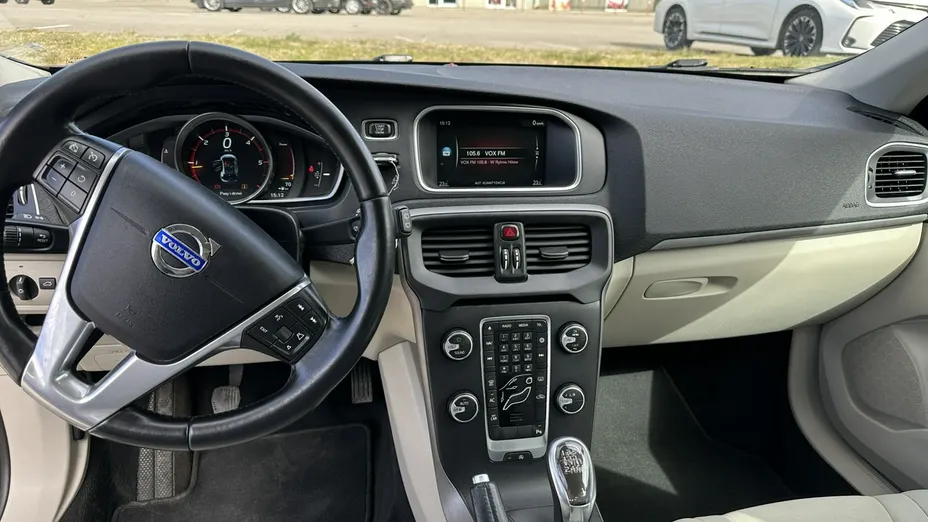 VOLVO V40 -