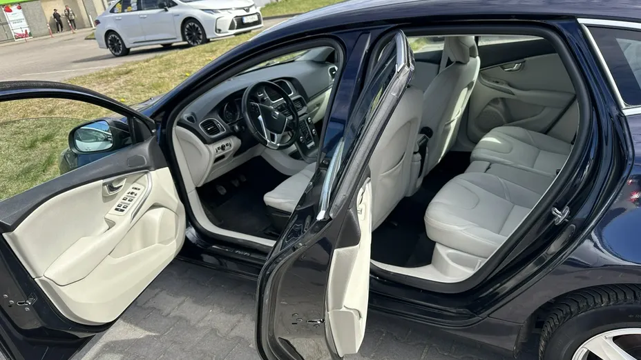VOLVO V40 -
