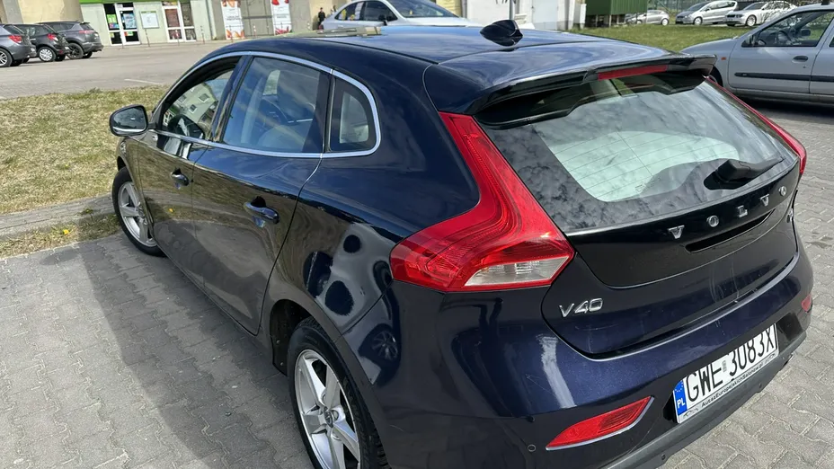 VOLVO V40 -