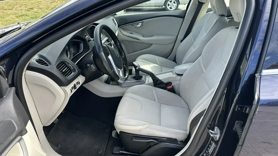 VOLVO V40 -
