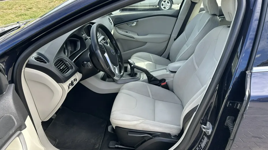 VOLVO V40 -