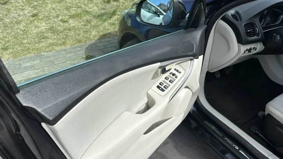 VOLVO V40 -