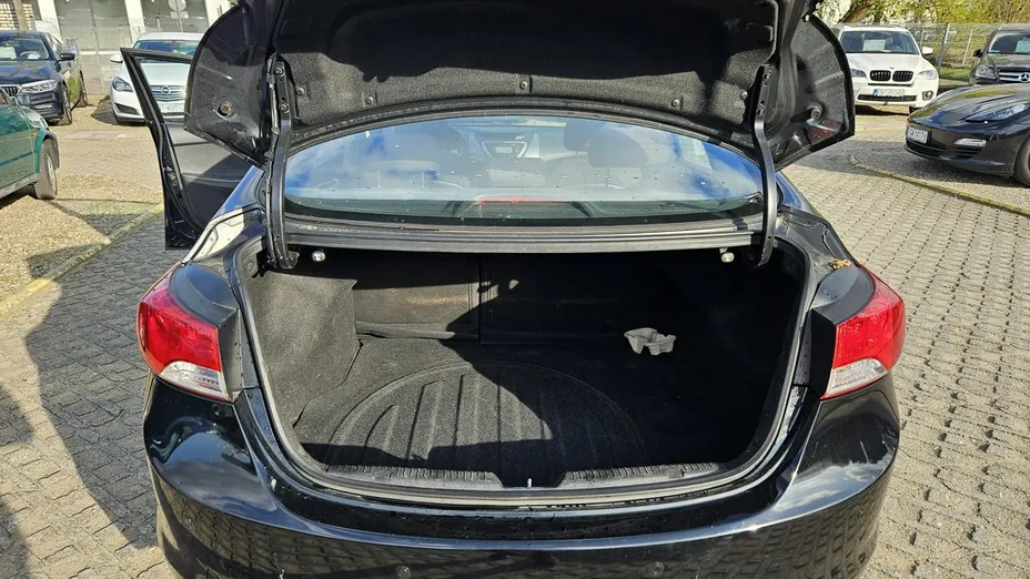 HYUNDAI Elantra -