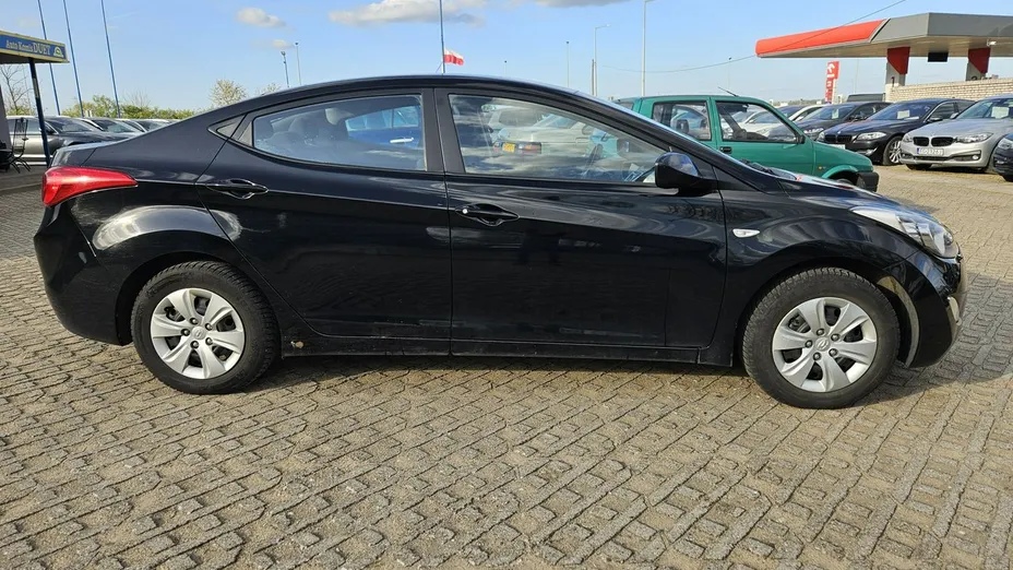 HYUNDAI Elantra -