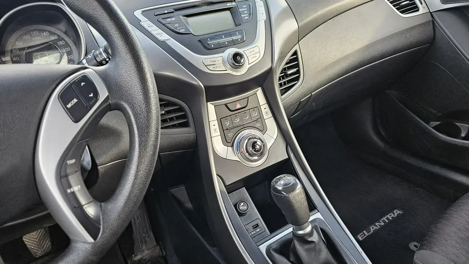 HYUNDAI Elantra -