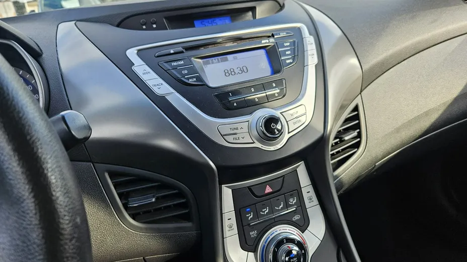 HYUNDAI Elantra -