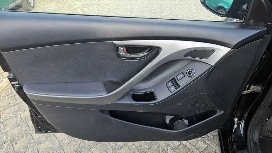 HYUNDAI Elantra -