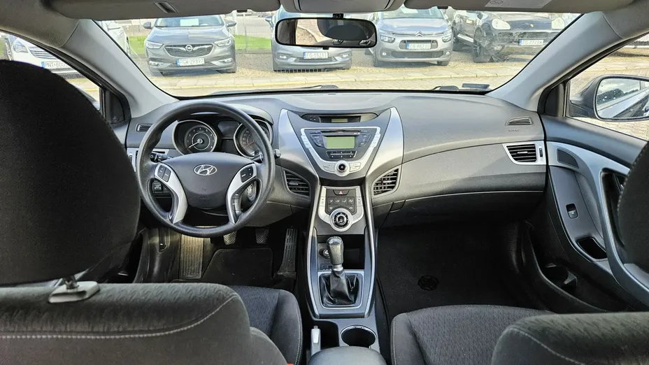 HYUNDAI Elantra -