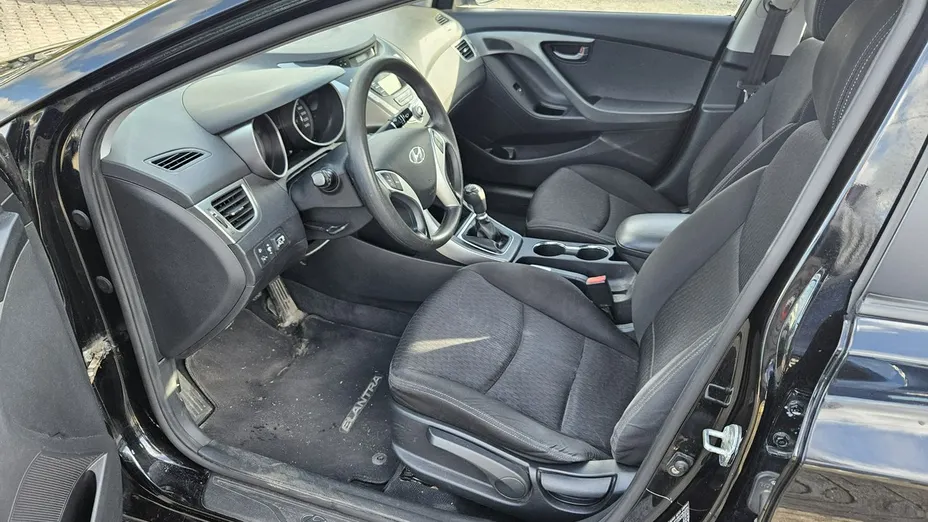 HYUNDAI Elantra -