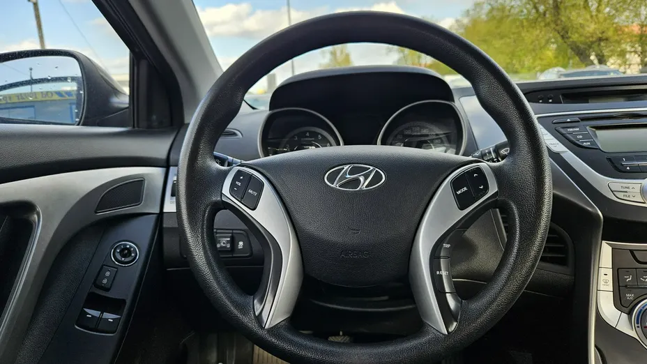 HYUNDAI Elantra -