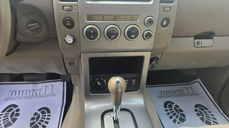 NISSAN Pathfinder -