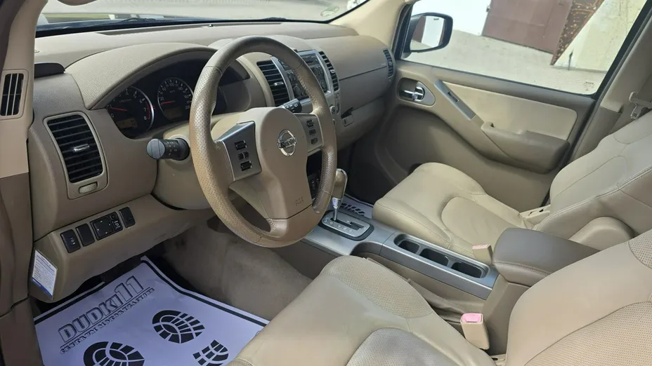 NISSAN Pathfinder -
