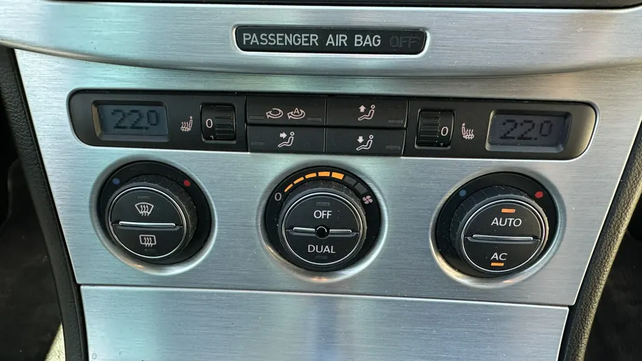 VOLKSWAGEN Passat -