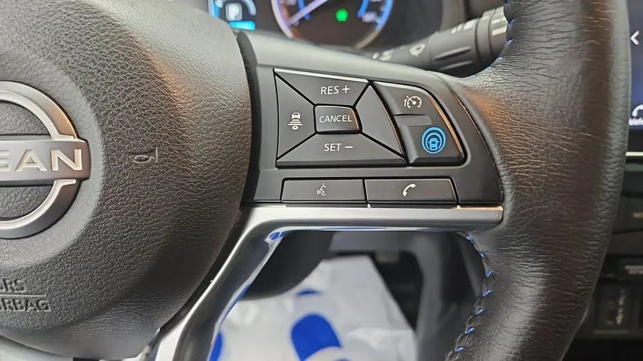 NISSAN Leaf -