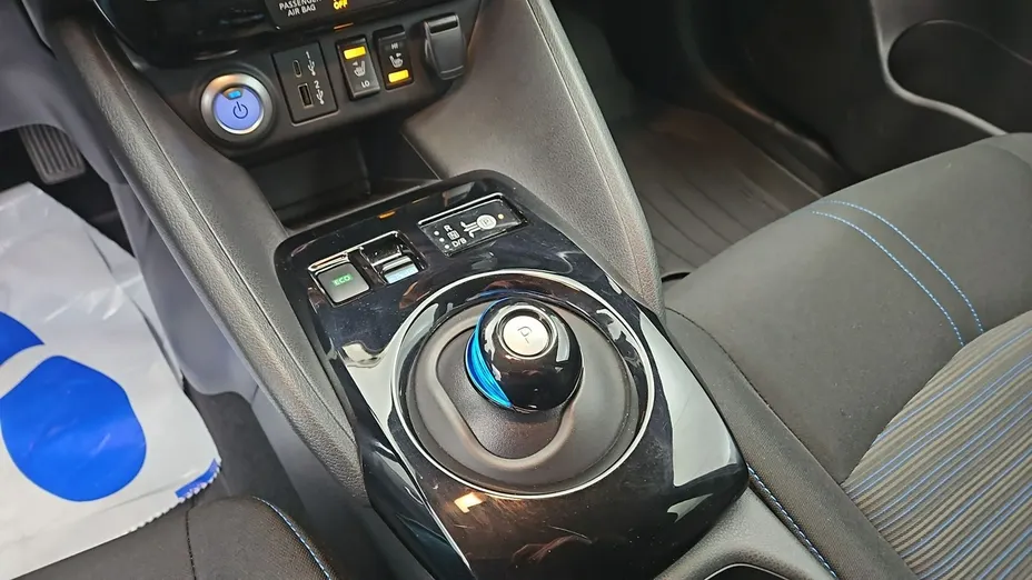 NISSAN Leaf -