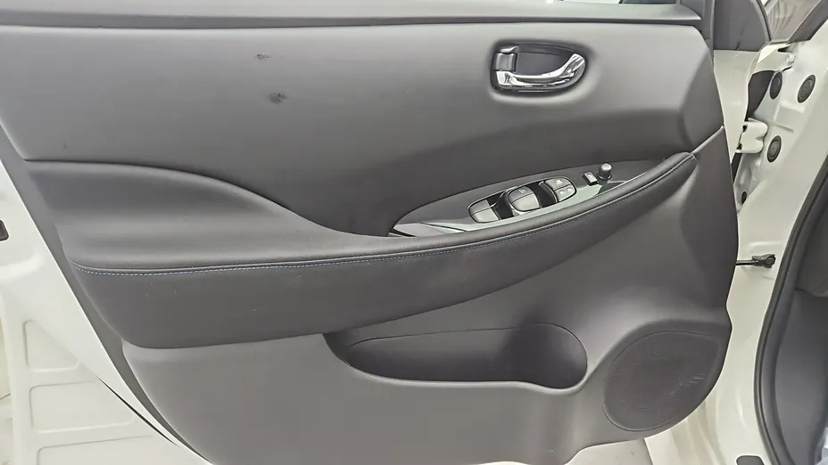 NISSAN Leaf -
